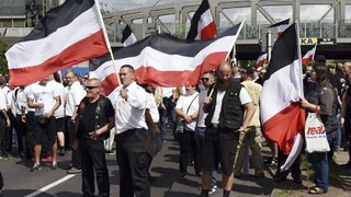 Berlínom pochodovali stovky neonacistov s vlajkami tretej ríše