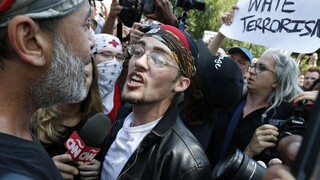 Radikáli žiadali viac slobody slova, ich odporcovia vyšli do ulíc