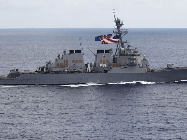 Torpédoborec USA s riadenými strelami na palube sa zrazil s tankerom
