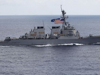 Torpédoborec USA s riadenými strelami na palube sa zrazil s tankerom