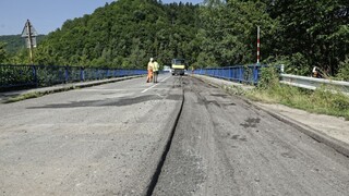 Rekonštrukcia mosta nad Ružínom napreduje, upravili aj obchádzky