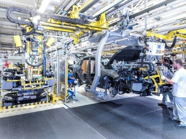 Jaguar chce u nás vyrábať batérie, nových ľudí hľadá aj Volkswagen