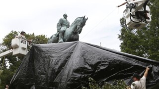 Na znak smútku za obeťou radikálov zahalili sochy do čierneho