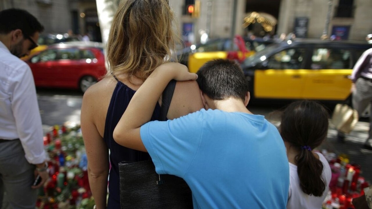 žena chlapec dieťa sviečky smútok obete spomienka 1140 px (SITA/AP)