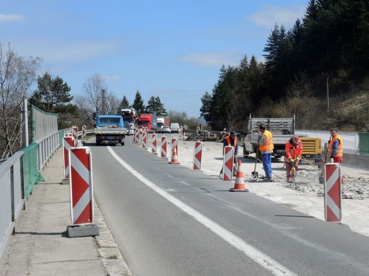 Na ceste z Popradu začali s rekonštrukciou zničenej vozovky