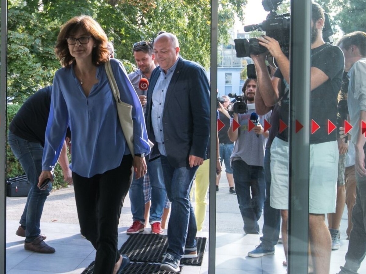 SNS chce pokračovať, kríza podľa Mosta brzdí ministrov