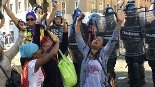 Migranti okupovali rímske námestie, na políciu útočili palicami