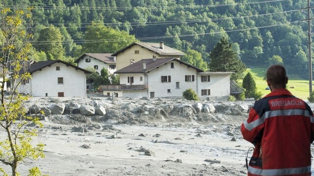 Masa skál a bahna zničila vo Švajčiarsku za pár sekúnd desiatky domov
