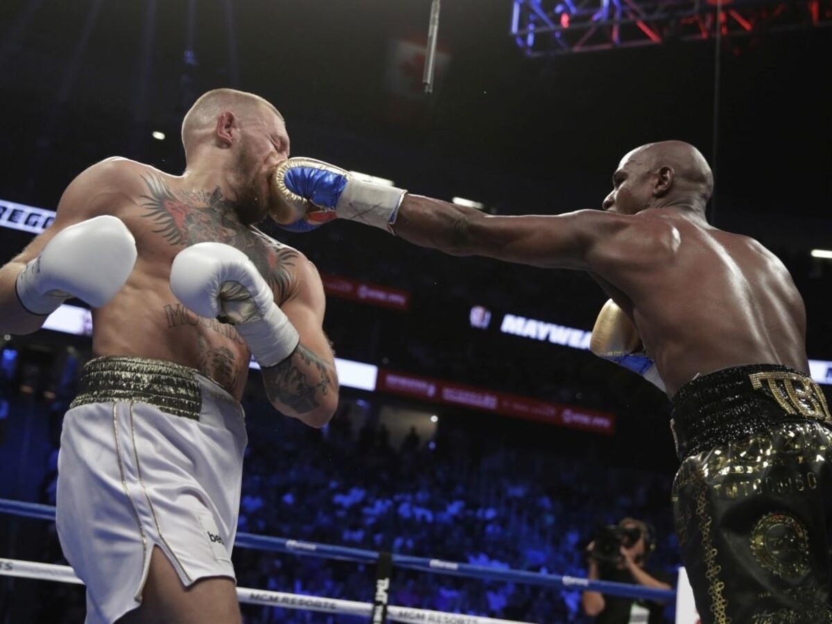 Prestížny duel vyhral Mayweather, hviezda MMA vzdorovala 10 kôl