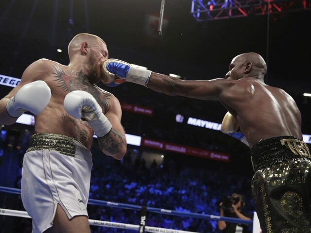 Prestížny duel vyhral Mayweather, hviezda MMA vzdorovala 10 kôl