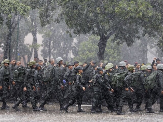 Venezuelčania sa pripravujú na najhoršie, obávajú sa invázie USA