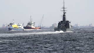 Potápači našli telá všetkých obetí zrážky torpédoborca s tankerom