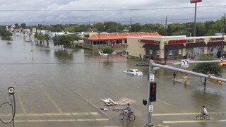 Hurikán zmenil ulice Houstonu na rieky, hrozia ďalšie záplavy