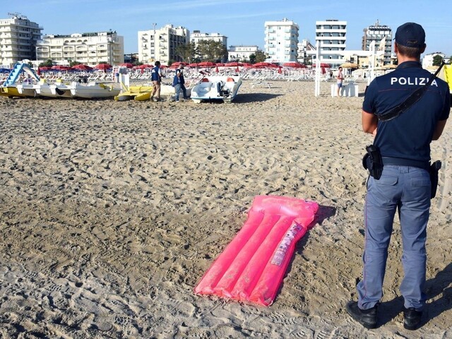 V známom letovisku napadli turistov. Muža dobili, ženu znásilňovali