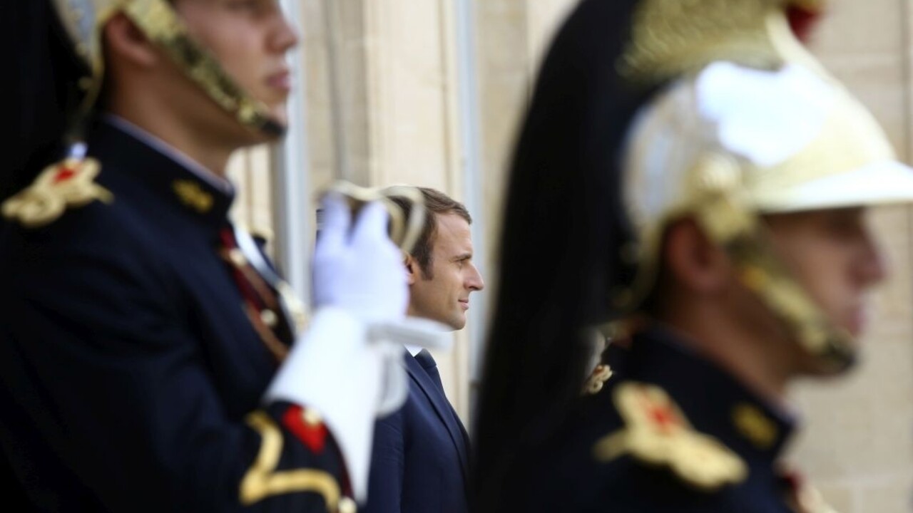 Elyzejský palác má nového obyvateľa, s Macronom vítal hostí