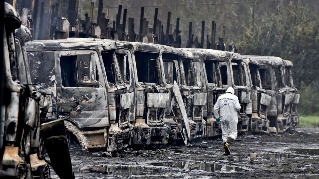 Radikálna skupina indiánov podpaľuje autá a žiada späť svoje územie