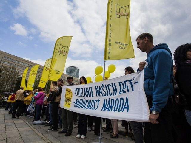 Školskí odborári odmietli návrh Fica, SNS tento krok podporuje