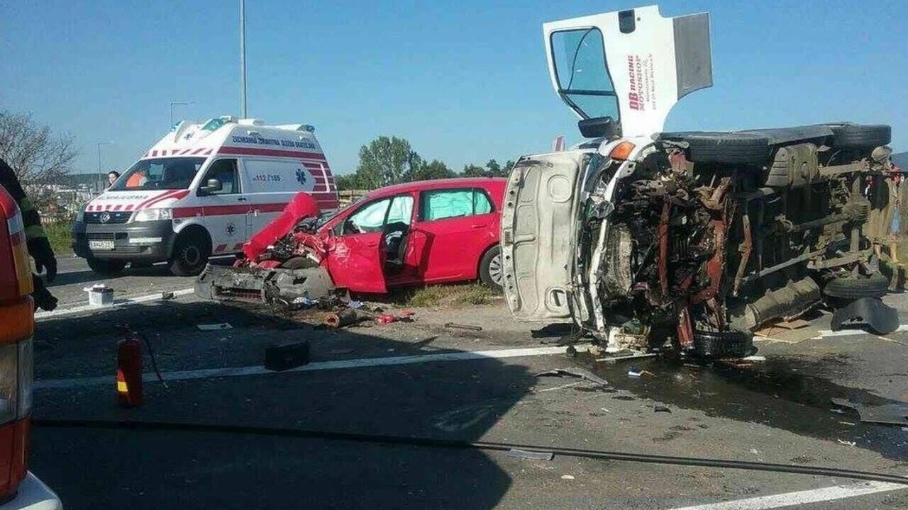 Hromadná nehoda uzavrela cestu pri Trenčíne, hlásia zranených