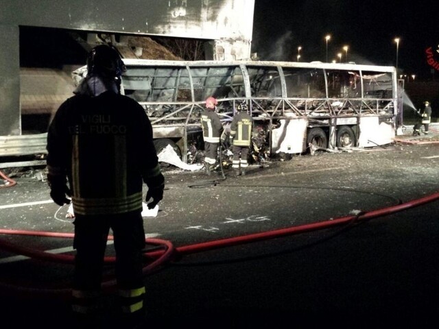 Pri nehode autobusu zahynulo najmenej dvanásť študentiek