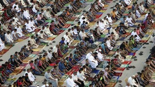 Moslimovia z celého sveta hádžu kamene do betónového pomníka