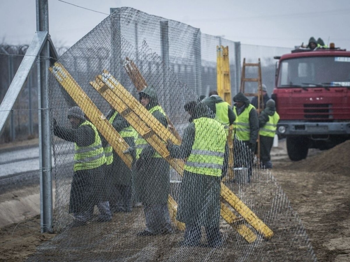 Orbán volá po solidarite, od Únie žiada preplatiť žiletkový plot