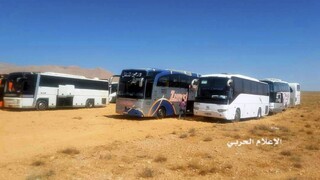 Konvoj autobusov s militantmi Islamského štátu uviazol v púšti