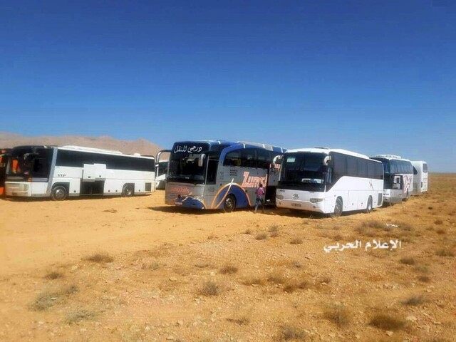 Konvoj autobusov s militantmi Islamského štátu uviazol v púšti