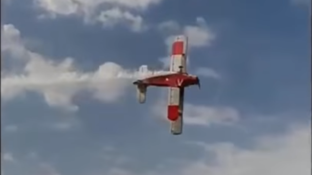 Kamery zachytili tragický pád dvojplošníka počas leteckej šou