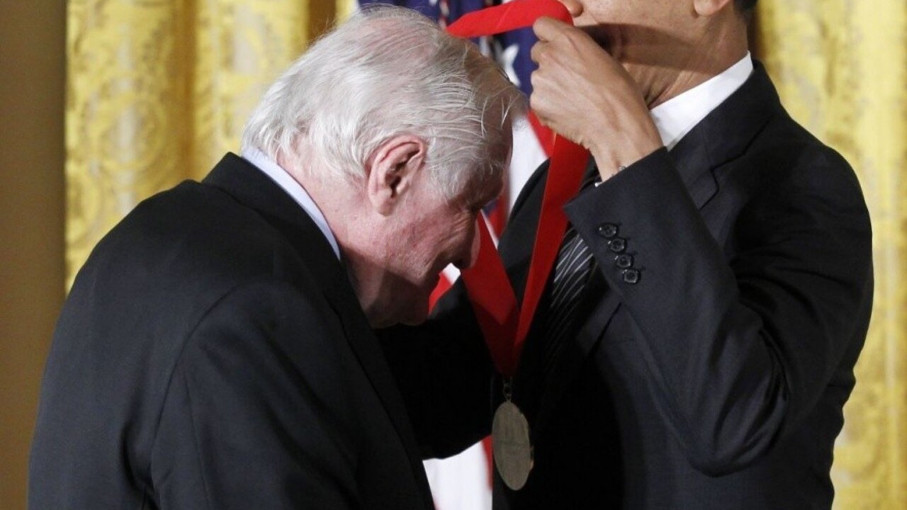 Zomrel významný americký básnik známy osobitým humorom