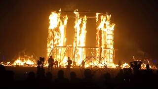 Muž na známom festivale vbehol do plameňov. Nezachránili ho