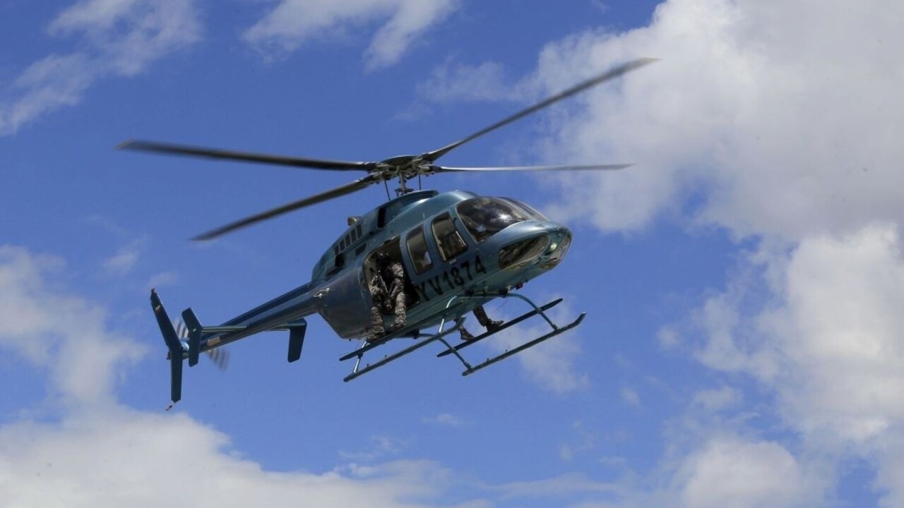 Pilot počas šou vypadol z vrtuľníka, padal stovky metrov