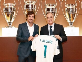 Alonso sa stal čestným členom Realu Madrid, prevzal si dres