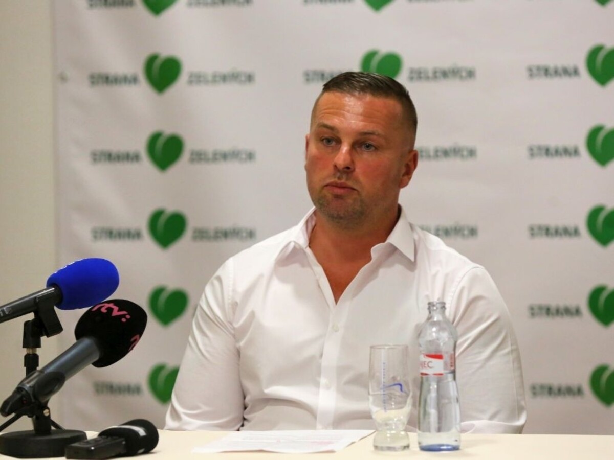 Vzdal sa kandidatúry v prospech Kotlebu, vylúčili ho zo strany