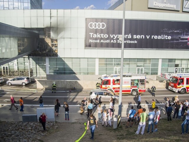 V bratislavskom Auparku horelo, centrum museli evakuovať