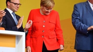 Predvolebná kampaň sa vyostruje, na Merkelovú leteli paradajky