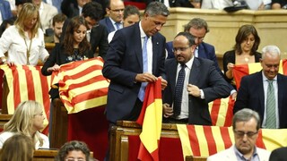 Katalánci bojujú za nezávislosť, schválili zákon o referende