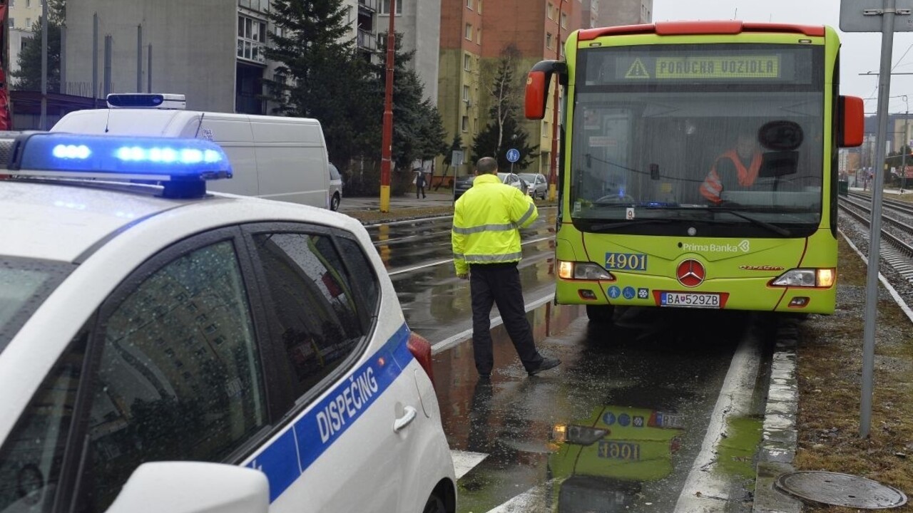 V bratislavskom Ružinove sa zrazili sanitka s autobusom