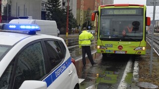V bratislavskom Ružinove sa zrazili sanitka s autobusom