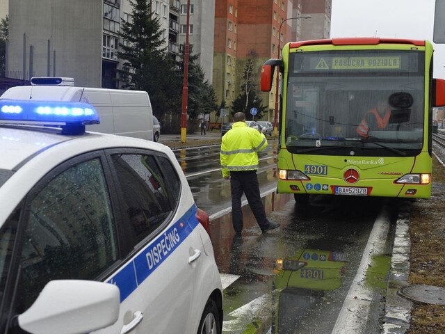 V bratislavskom Ružinove sa zrazili sanitka s autobusom