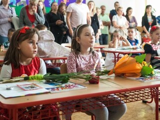 Robotník porozbíjal na škole okná, trestu sa nevyhne