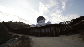 Ponad plot s Mexikom zvedavo pozerá dvadsaťmetrový chlapček