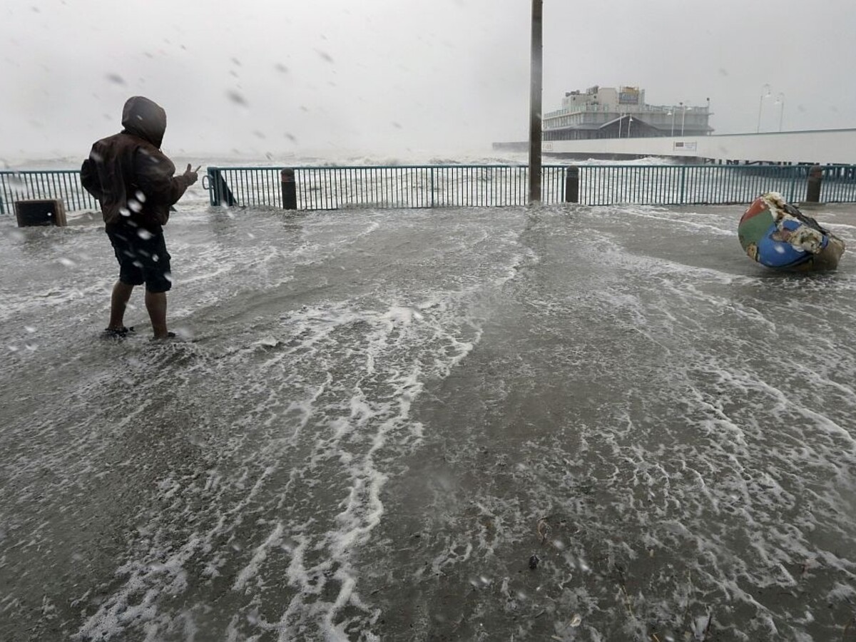 Hurikán Irma mierne zoslabol, stále je však extrémne nebezpečný