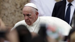 Pápež František sa nešťastne zranil počas jazdy v papamobile