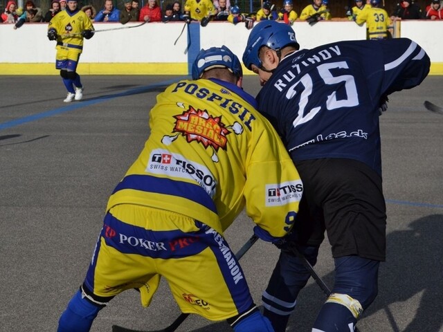 Hokejbalová extraliga je v plnom prúde, Ružinov súťažil s Považskou Bystricou