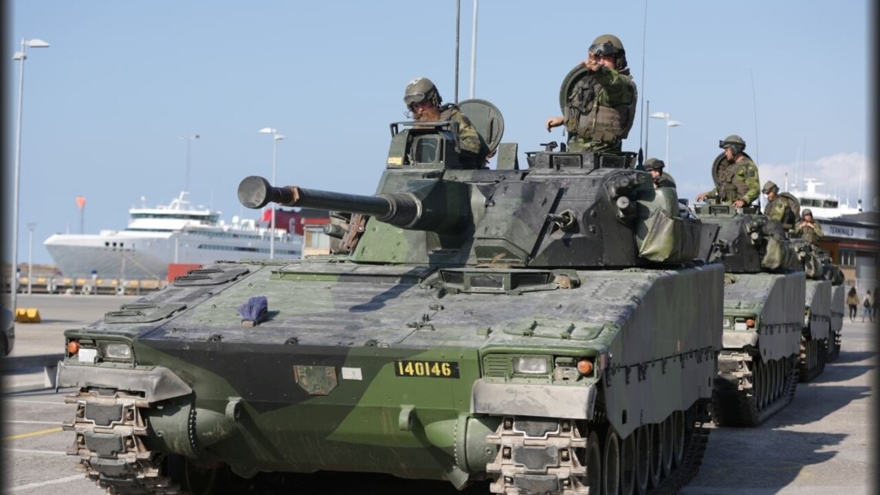 Švédsko armáda vojaci tank 1140 px (TASR)
