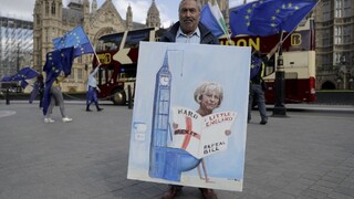 Schválili zákon o Brexite, Mayová hovorí o historickom hlasovaní