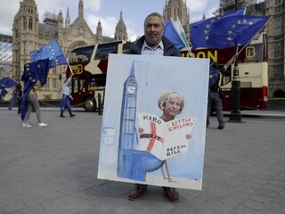 Schválili zákon o Brexite, Mayová hovorí o historickom hlasovaní