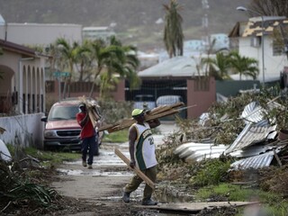 Hurikán Irma zoslabol, na ostrovoch sa začalo veľké upratovanie
