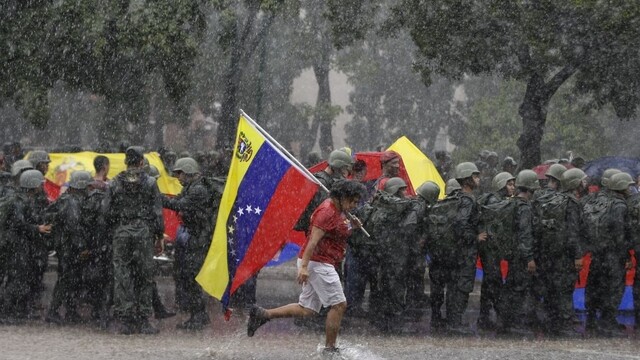 Maduro je ochotný rokovať s opozíciou. Ukončí krízu v krajine?