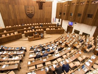 Šéf ÚPN nemusí skončiť skôr, parlament odobril zmenu